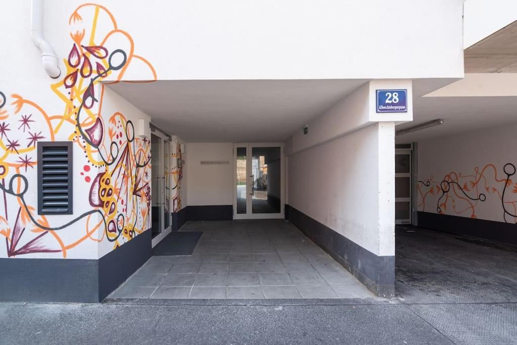 Neu Und Hell In Zentraler Ruhelage Mit Parkplatz * Wien